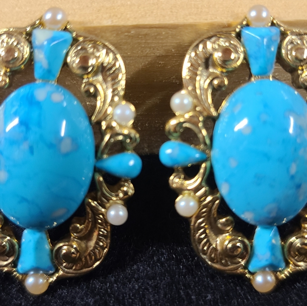 Vintage gold tone earrings